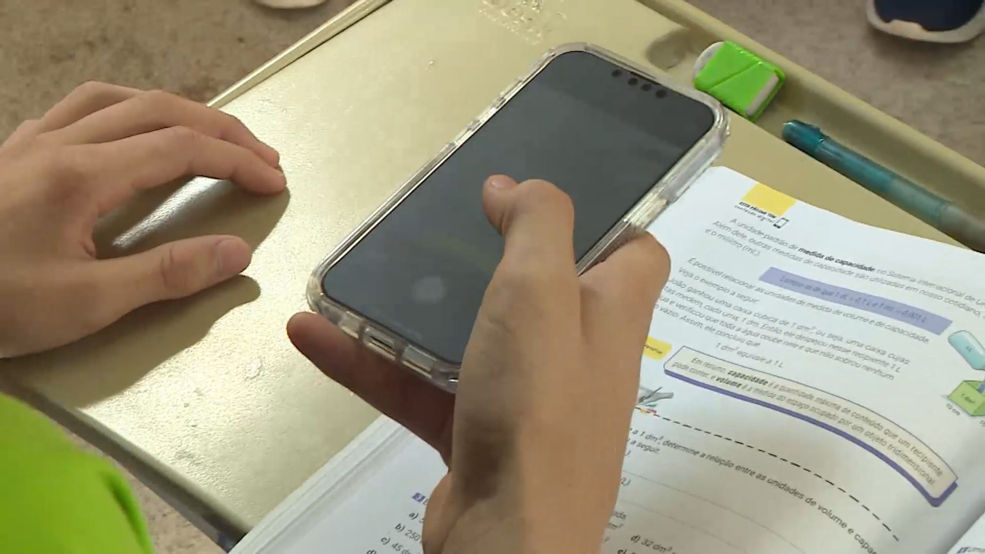 Adolescentes passam um terço do horário letivo no celular e têm prejuízos na atenção, revela estudo