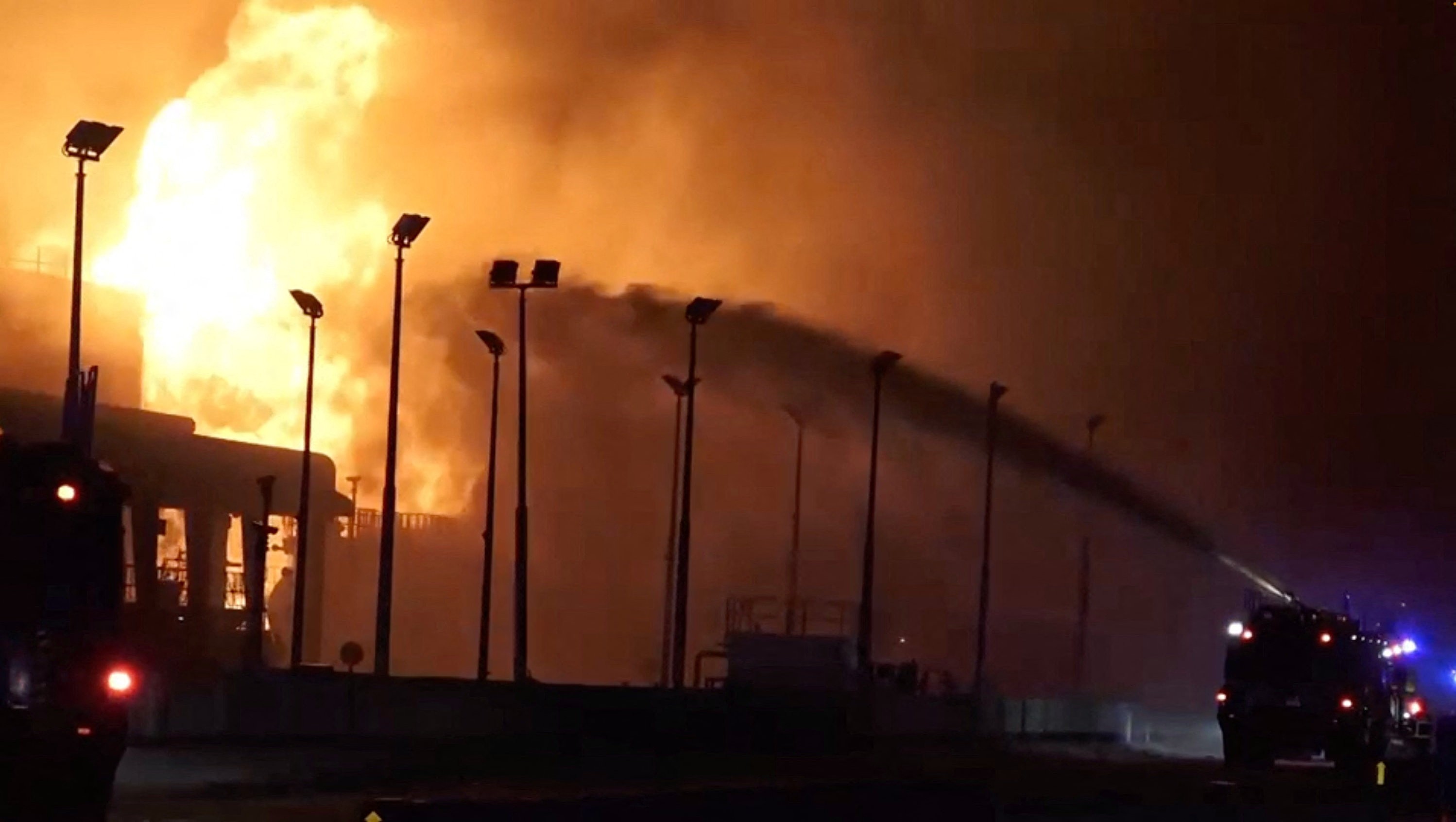 Irã faz novos ataques a instalações de petróleo no Golfo; VÍDEO mostra incêndio em depósito de combustível no Bahrein