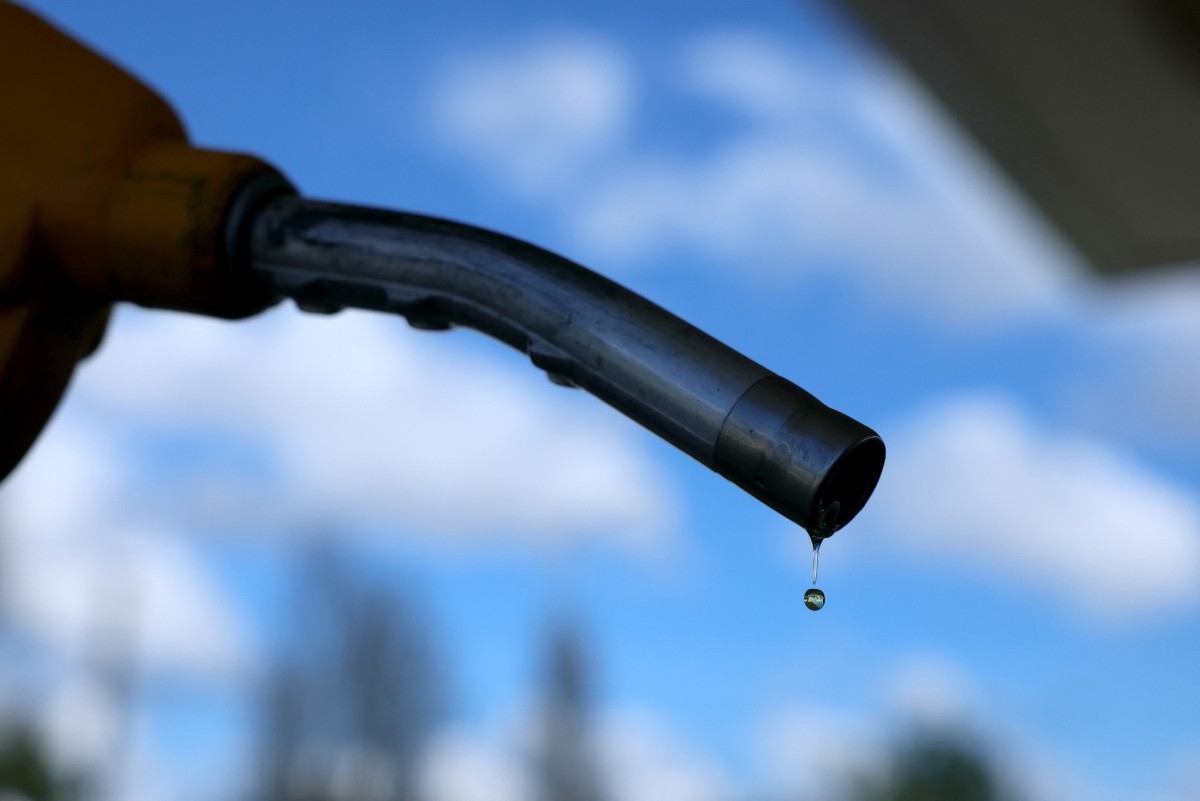 Petróleo ultrapassa US$ 100 mesmo após EUA liberarem compra de petróleo russo