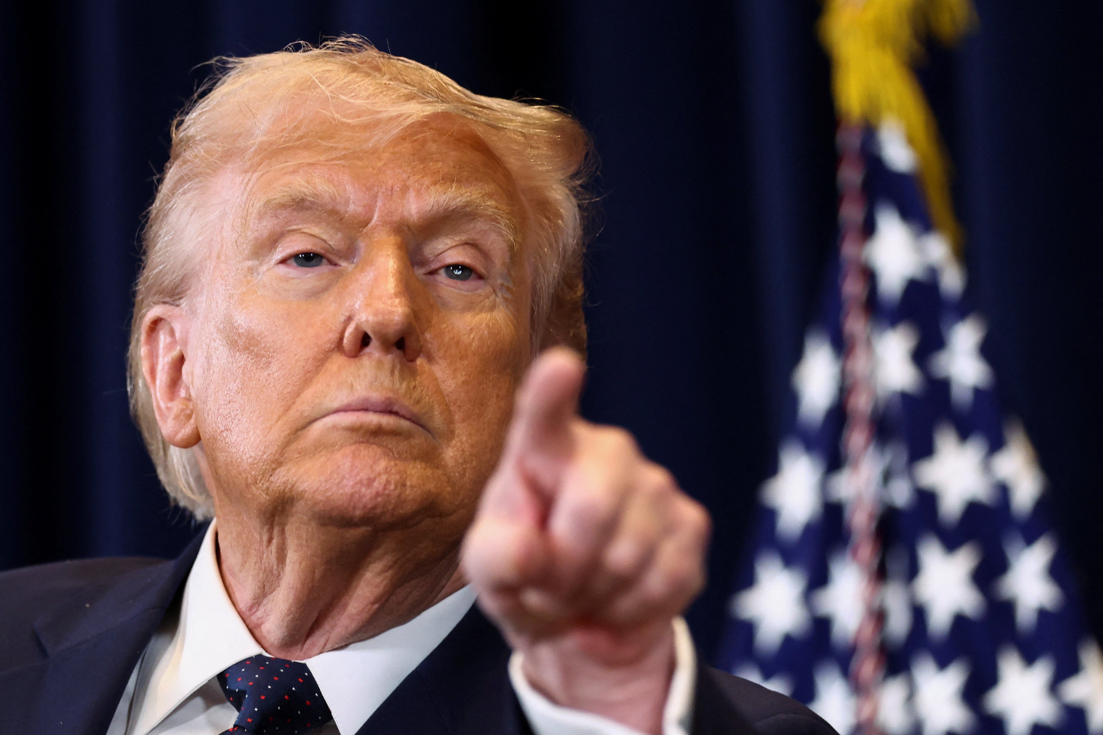 Trump diz que EUA 'dizimaram o Irã' e pede que países 'cuidem' do Estreito de Ormuz