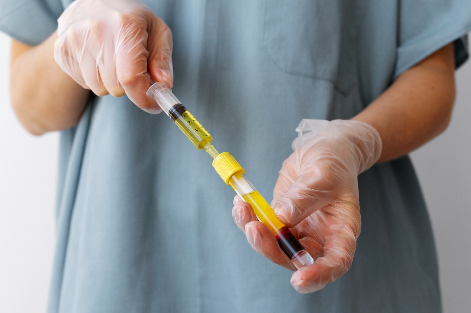 Até R$ 3,1 mil por mês: como americanos transformam o próprio sangue em renda extra
