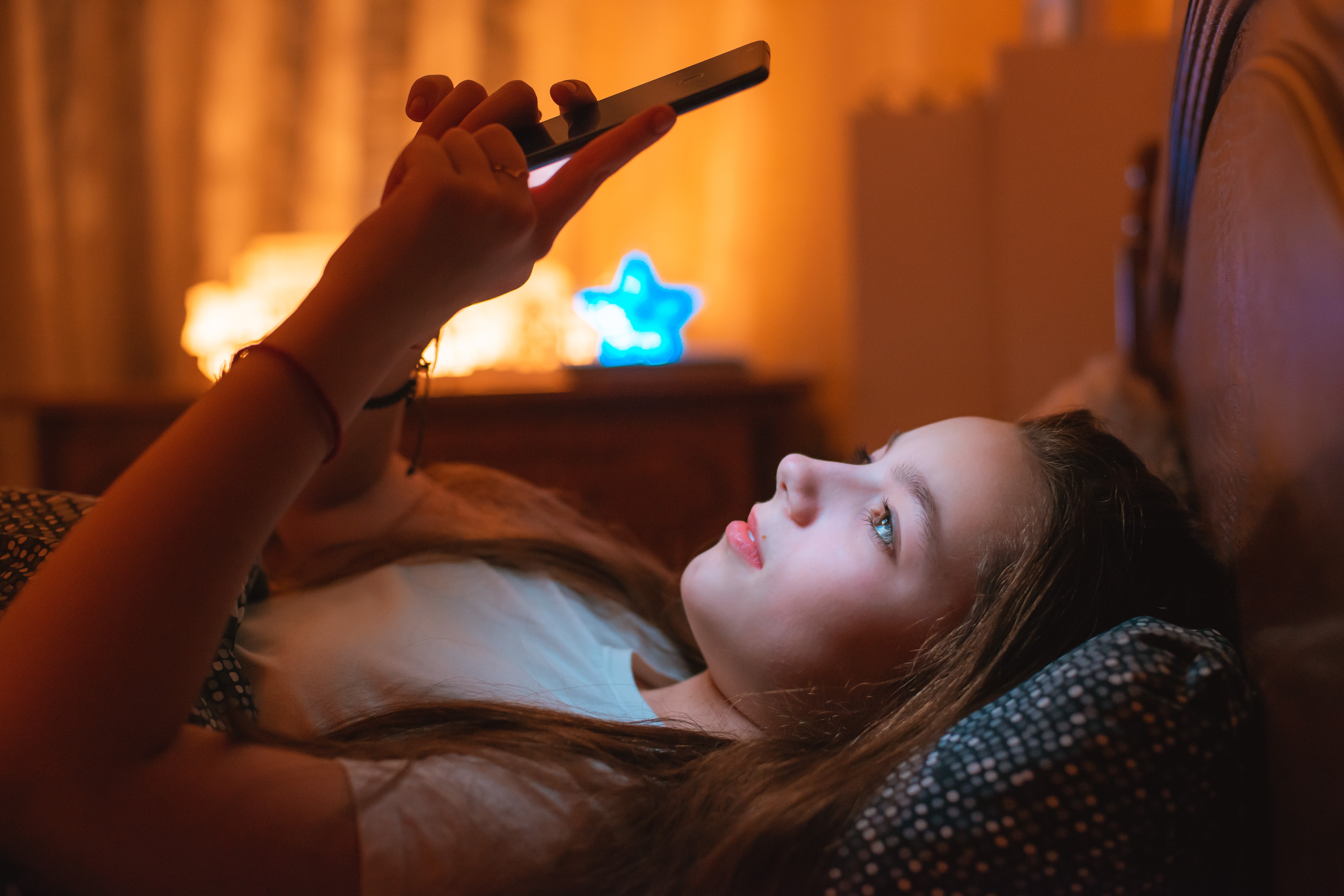 Sete em cada dez adolescentes dormem mal; celular à noite é o maior desafio, diz médico
