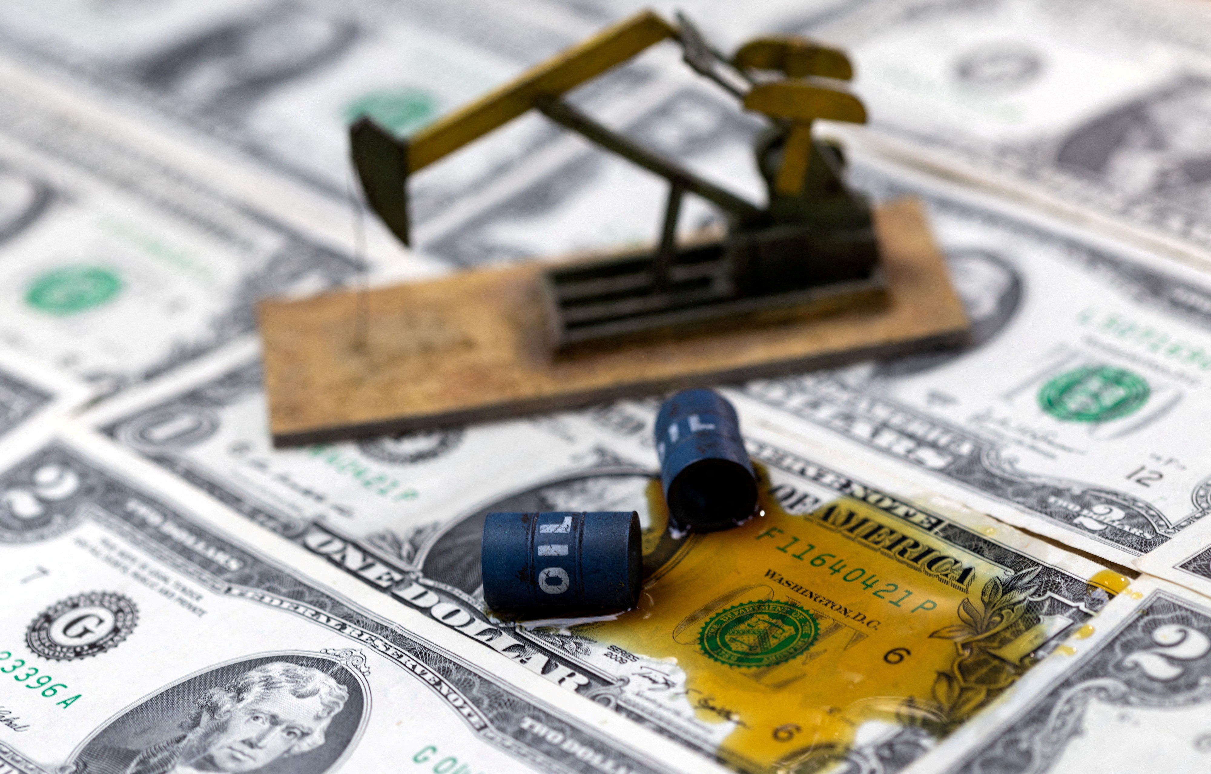 Petróleo volta a atingir US$ 100 com guerra no Oriente Médio e derruba bolsas globais