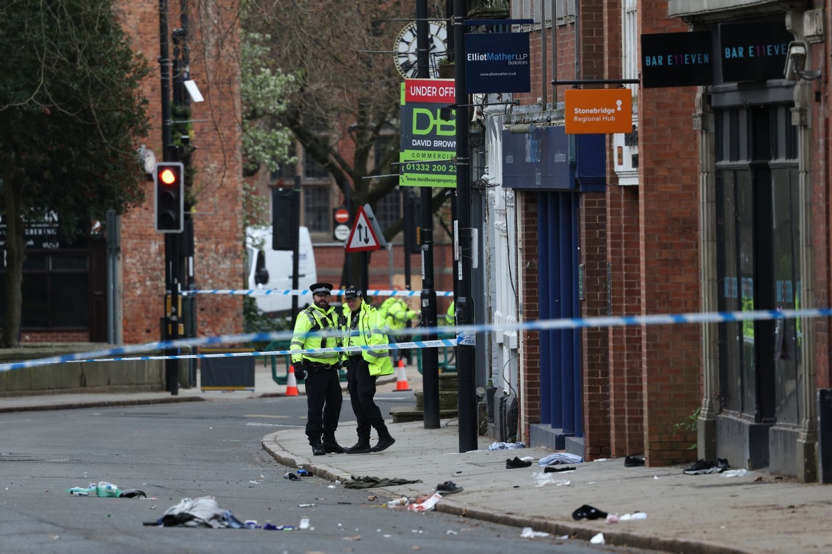 Homem é preso após atropelar pedestres em Derby, no Reino Unido; 7 ficam feridos