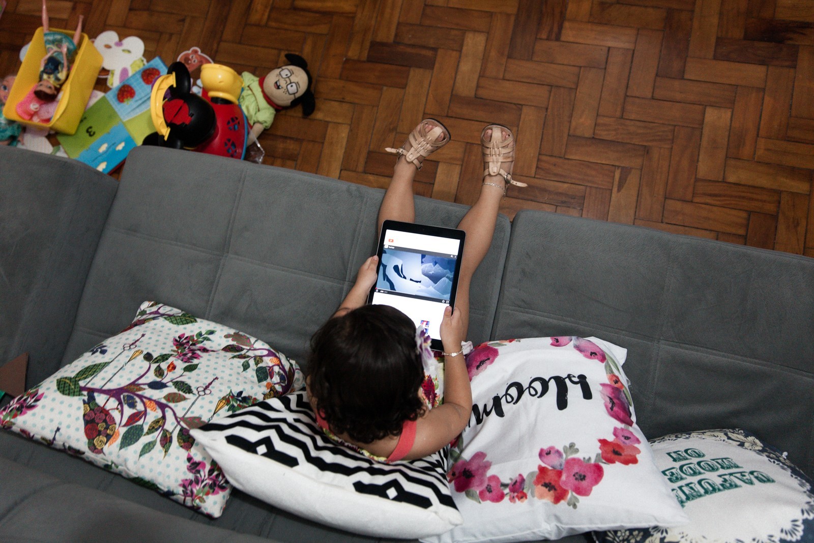 O bebê chama, mas ninguém responde: como adultos exaustos e distraídos pelo celular afetam a primeira infância