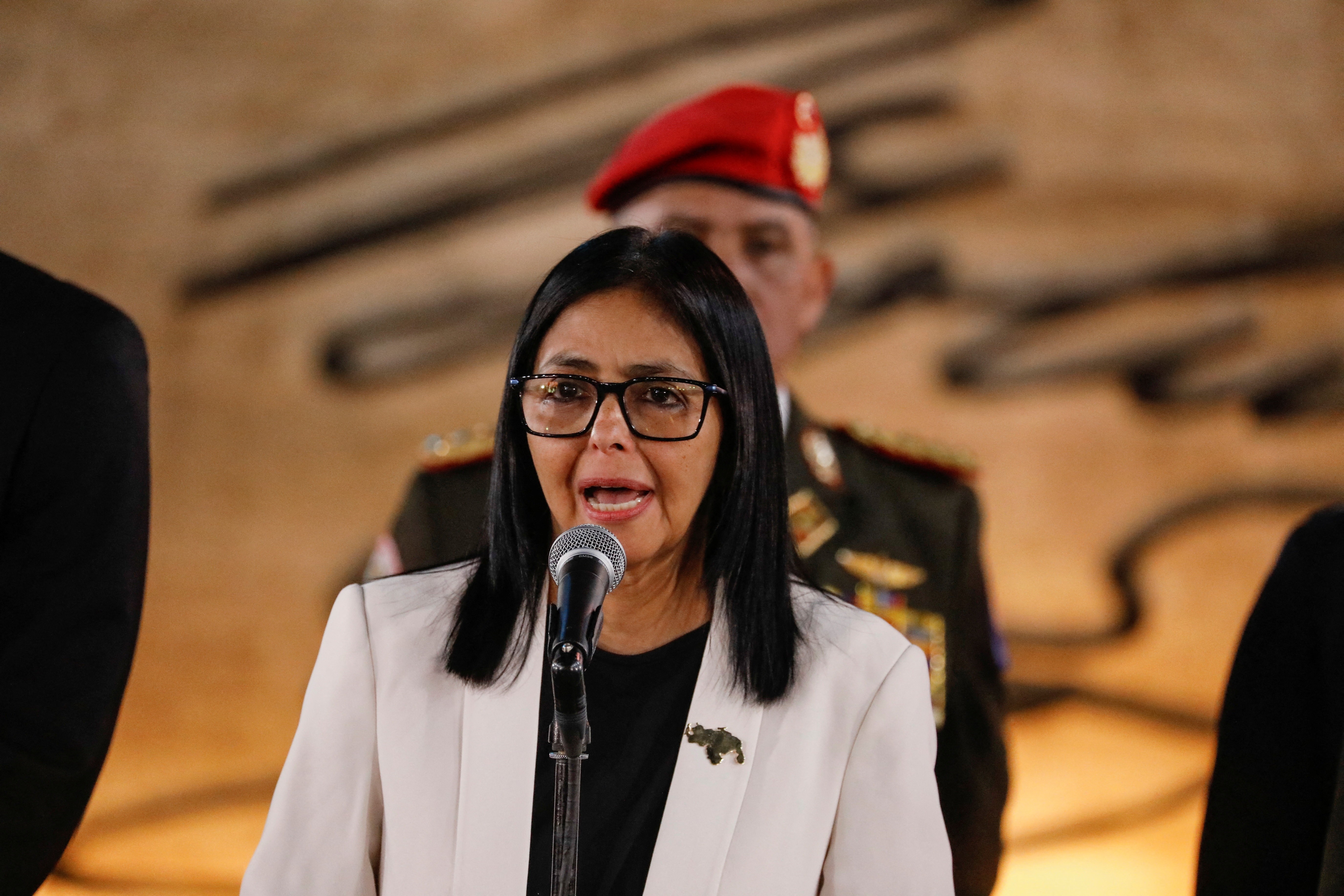 EUA suspendem sanções contra a presidente interina da Venezuela