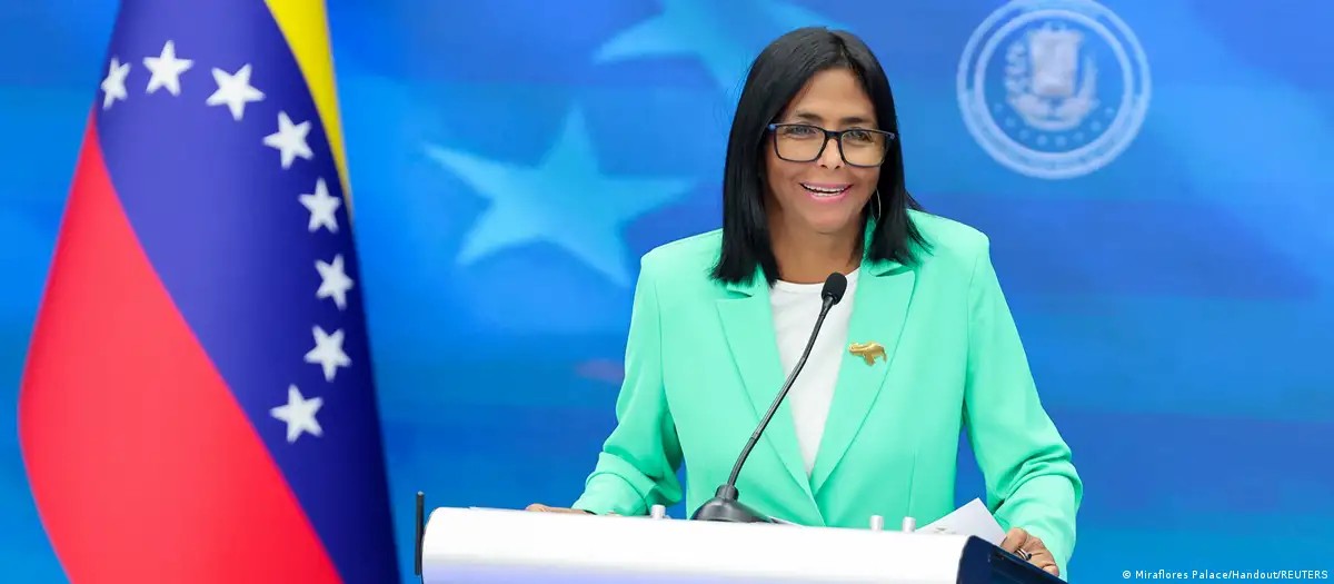 Presidente interina da Venezuela promete aumento de salários