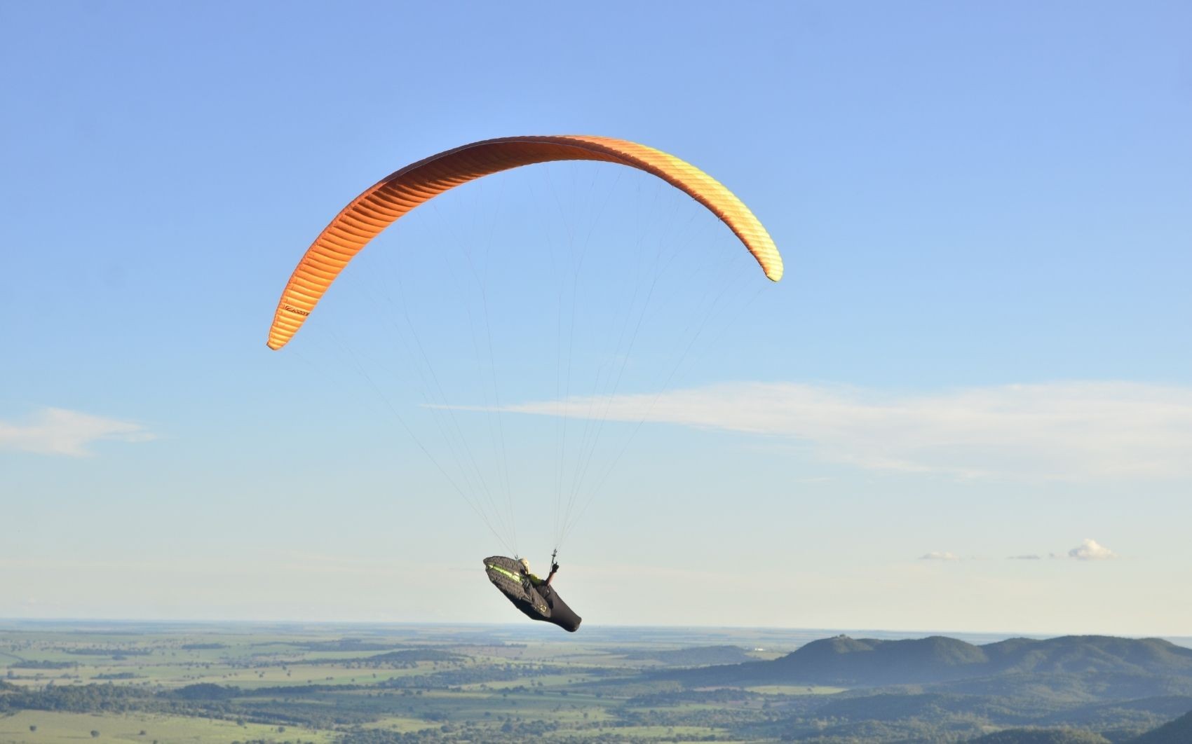 Cidade perto de Goiânia atrai amantes de esportes radicais para voos de parapente