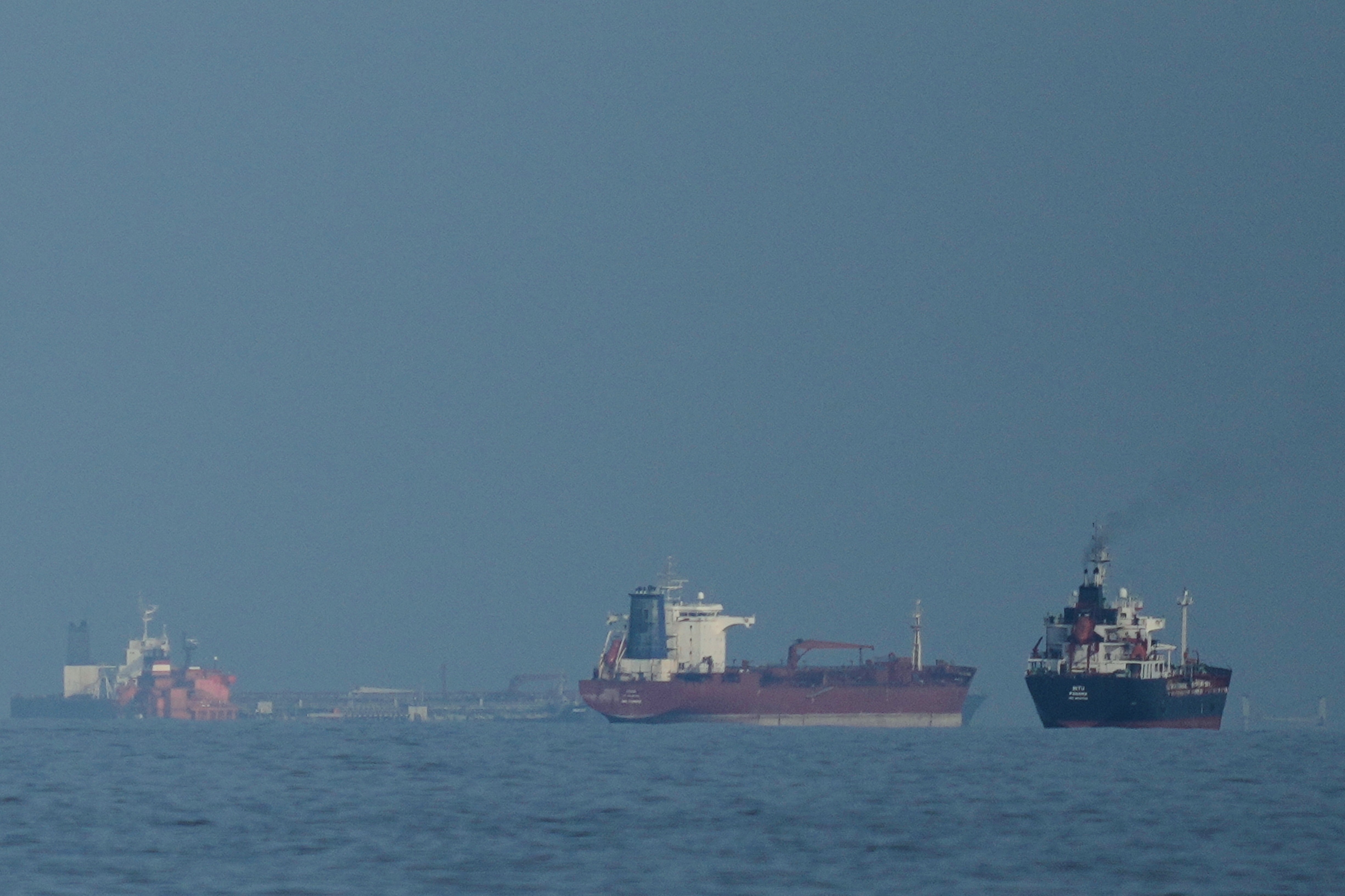 Petróleo sobe 5% com impasse entre EUA e Irã no Estreito de Ormuz