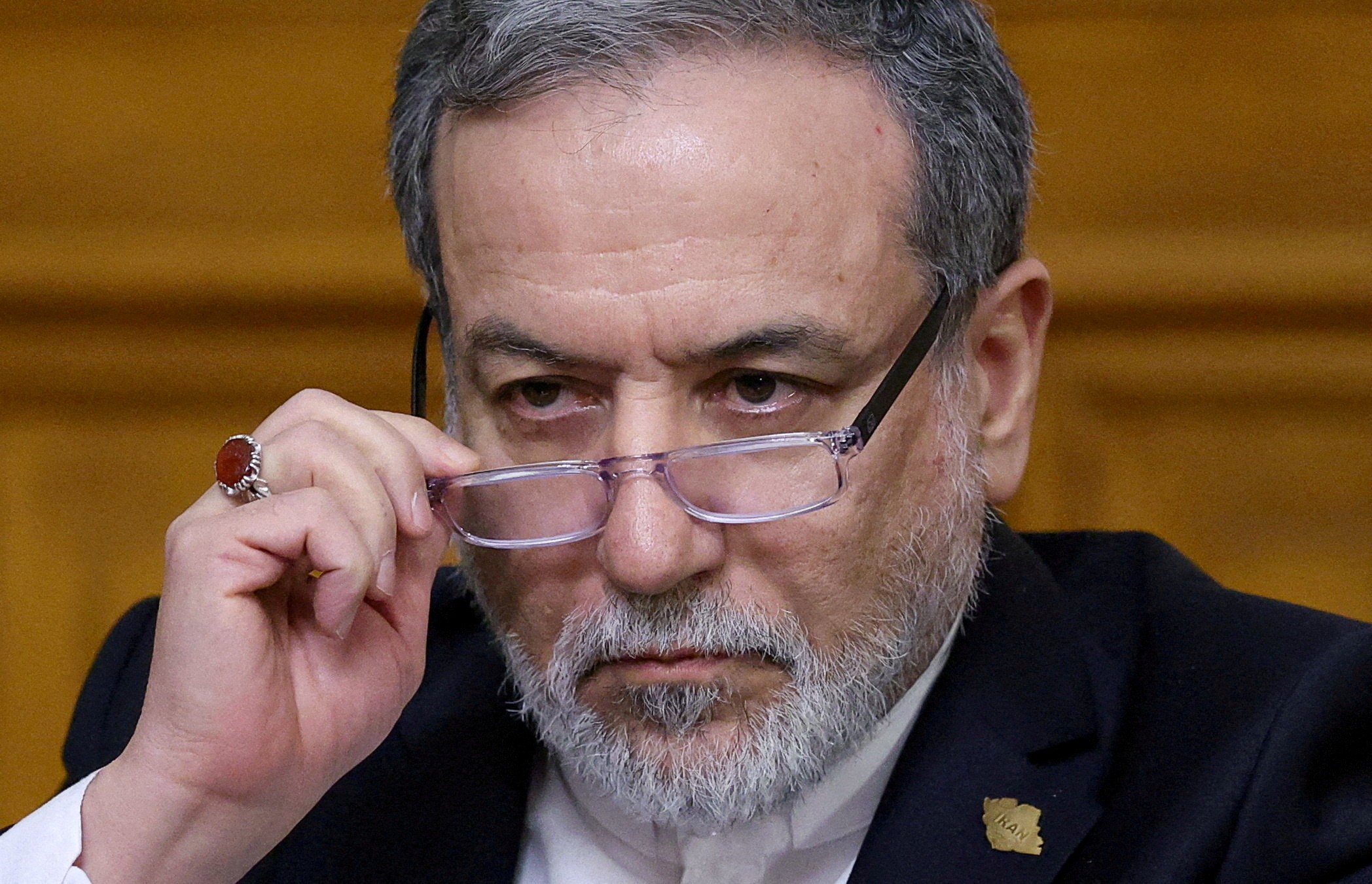 Irã oferece aos EUA um acordo para reabrir Ormuz, mas adia negociações nucleares, diz site