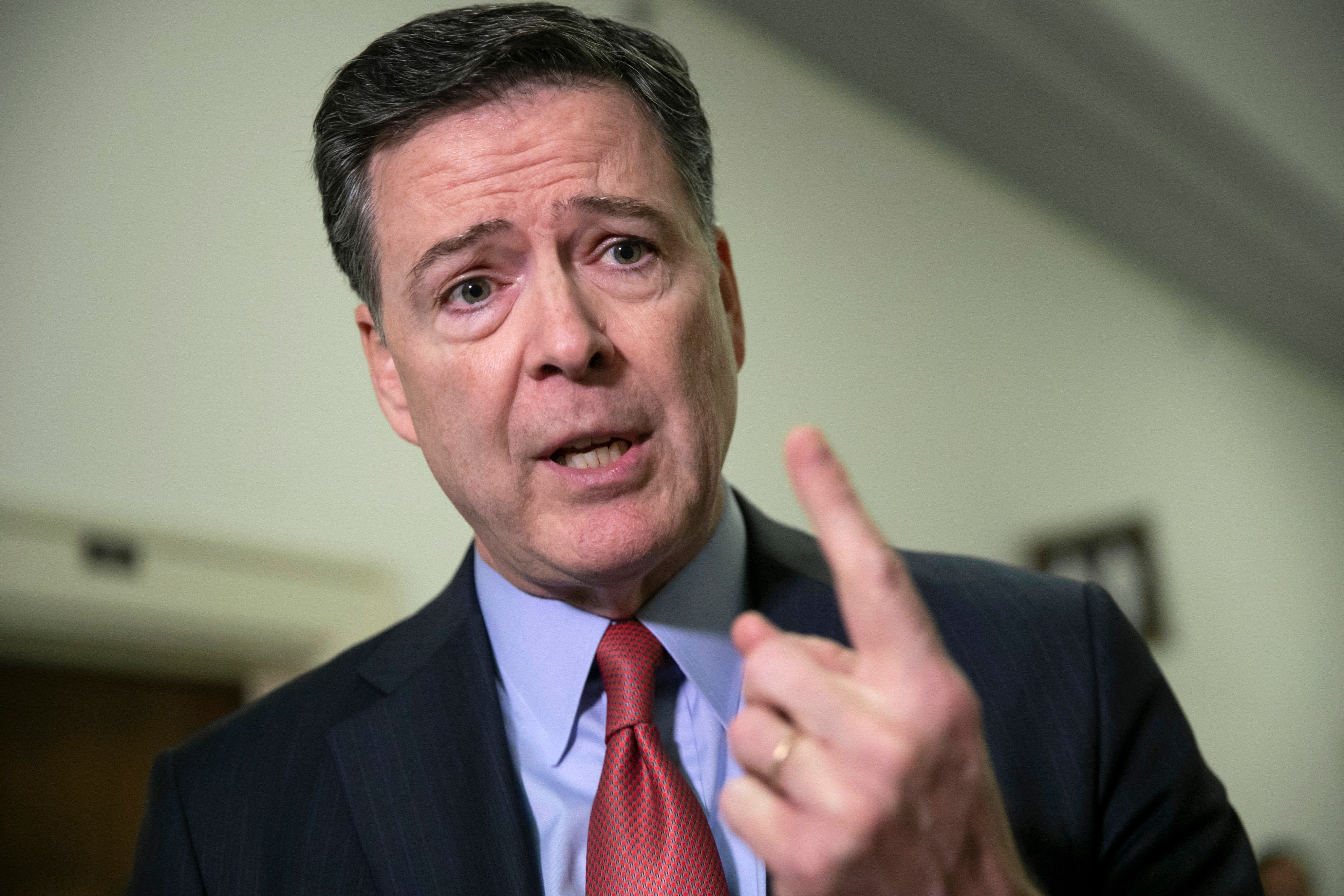 Ex-diretor do FBI James Comey é indiciado por suposta ameaça a Trump em post com '86 47'; entenda