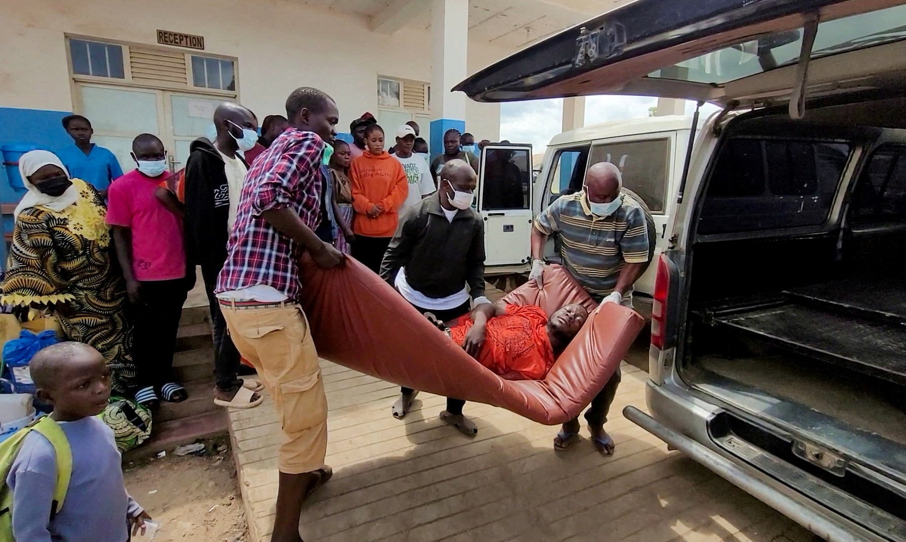 Testes falhos e práticas funerais da região permitiram que ebola se espalhasse sem ser detectado
