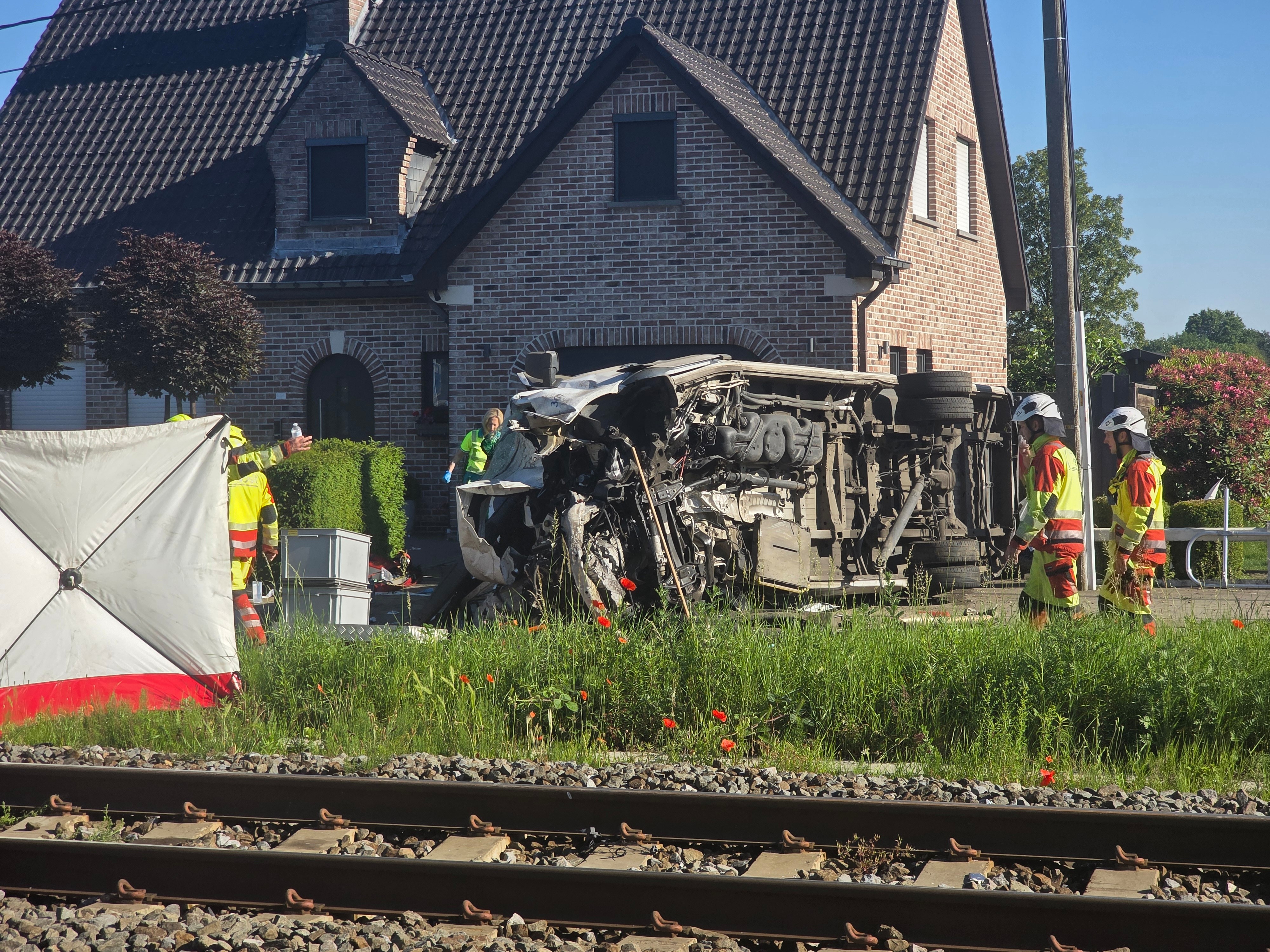 Acidente entre ônibus escolar e trem na Bélgica deixa 4 mortos, sendo 2 jovens com necessidades especiais