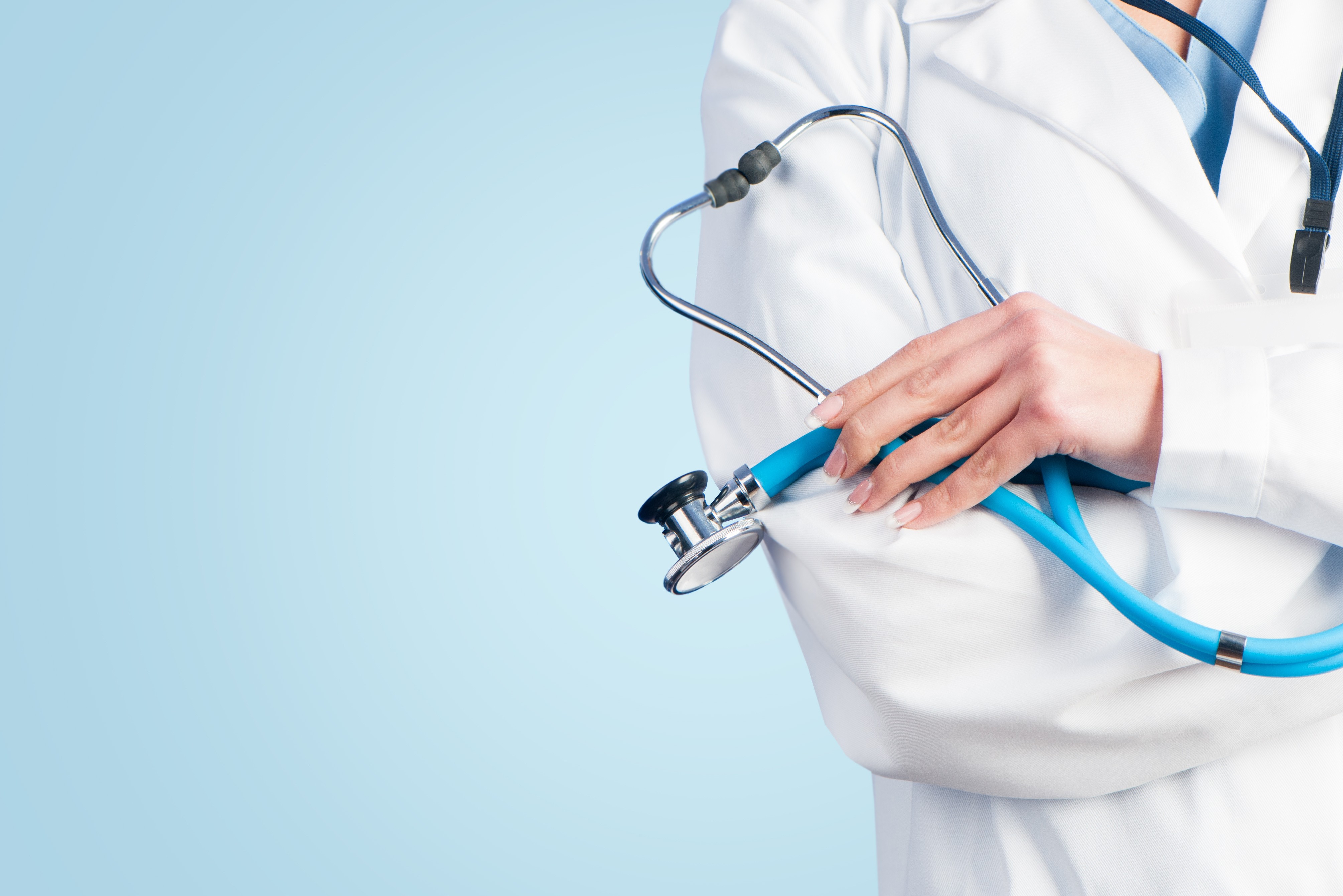 Brasil tem dois casos por dia de falsos médicos; CFM lança ferramenta para denúncias