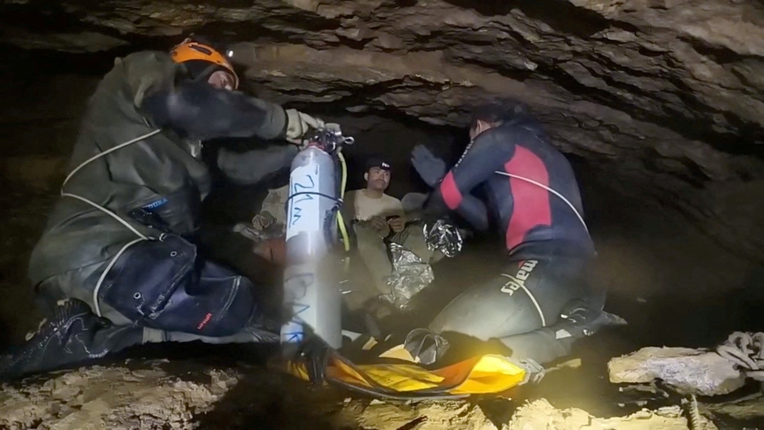Socorristas resgatam cinco pessoas presas em caverna inundada no Laos; dois seguem desaparecidos