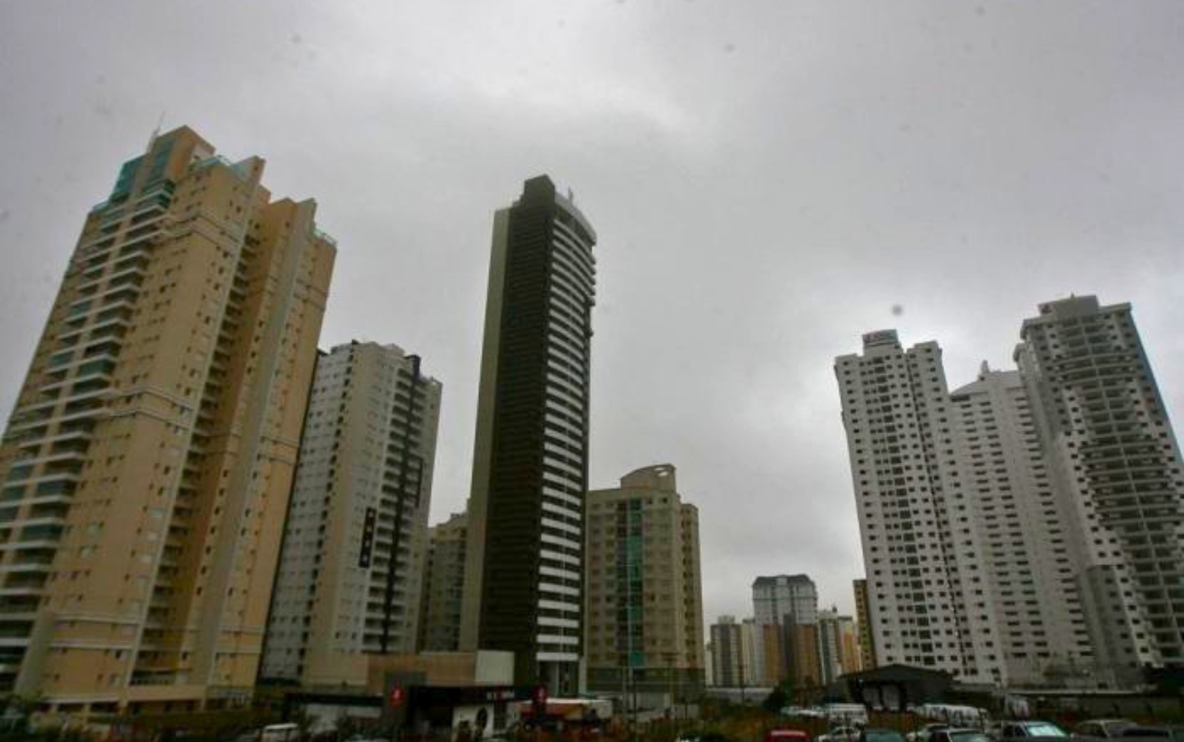 Frente fria avança e pode trazer chuva a Goiás