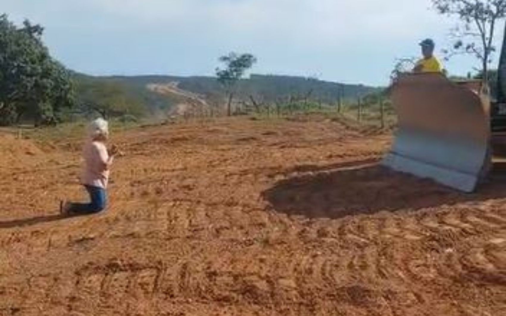 Idosa se ajoelha para tentar impedir máquina de entrar em fazenda para obra de duplicação da GO-330; vídeo