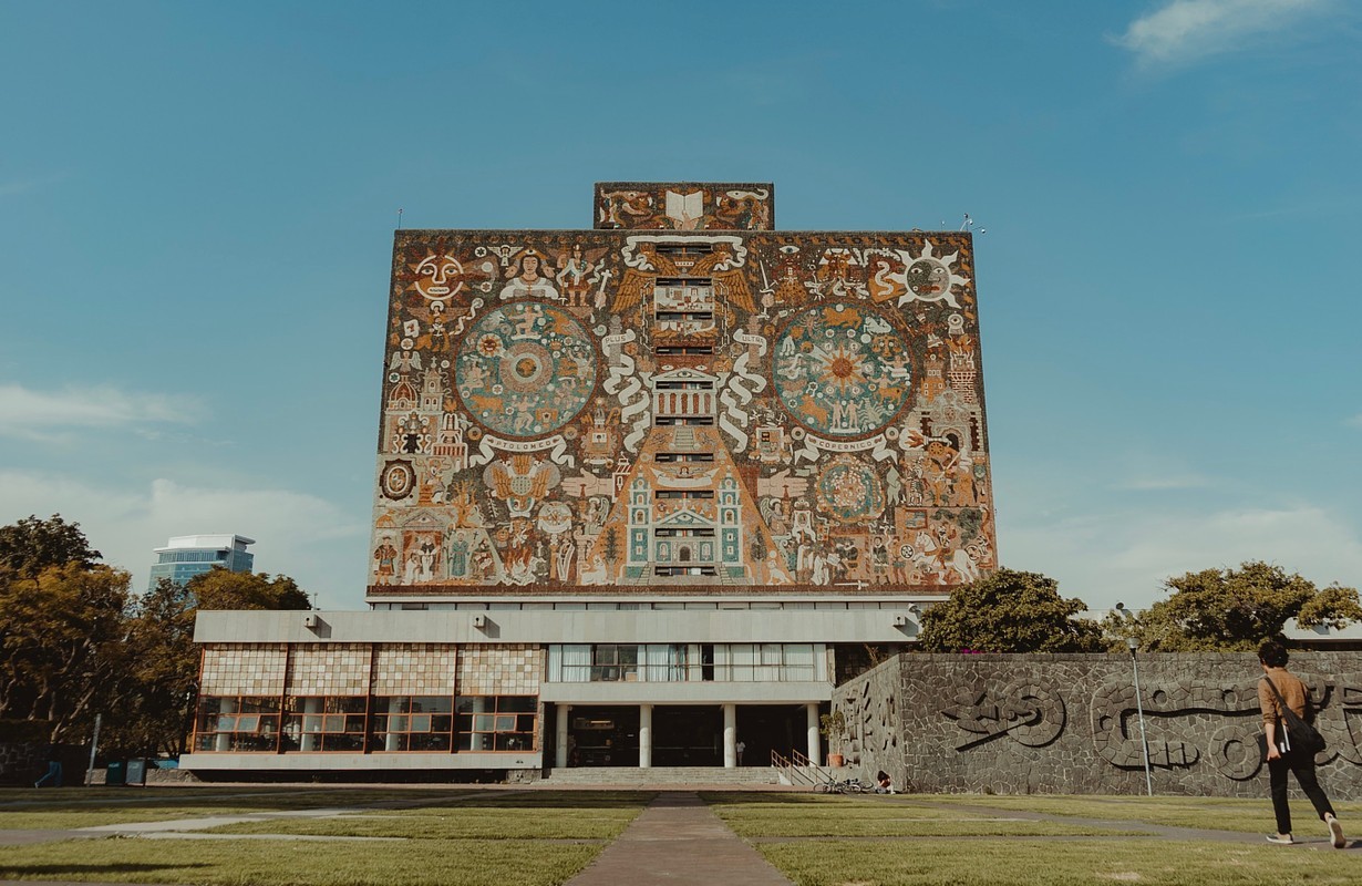 Entre a liderança regional e a distância do topo: o lugar do Brasil no cenário acadêmico mundial