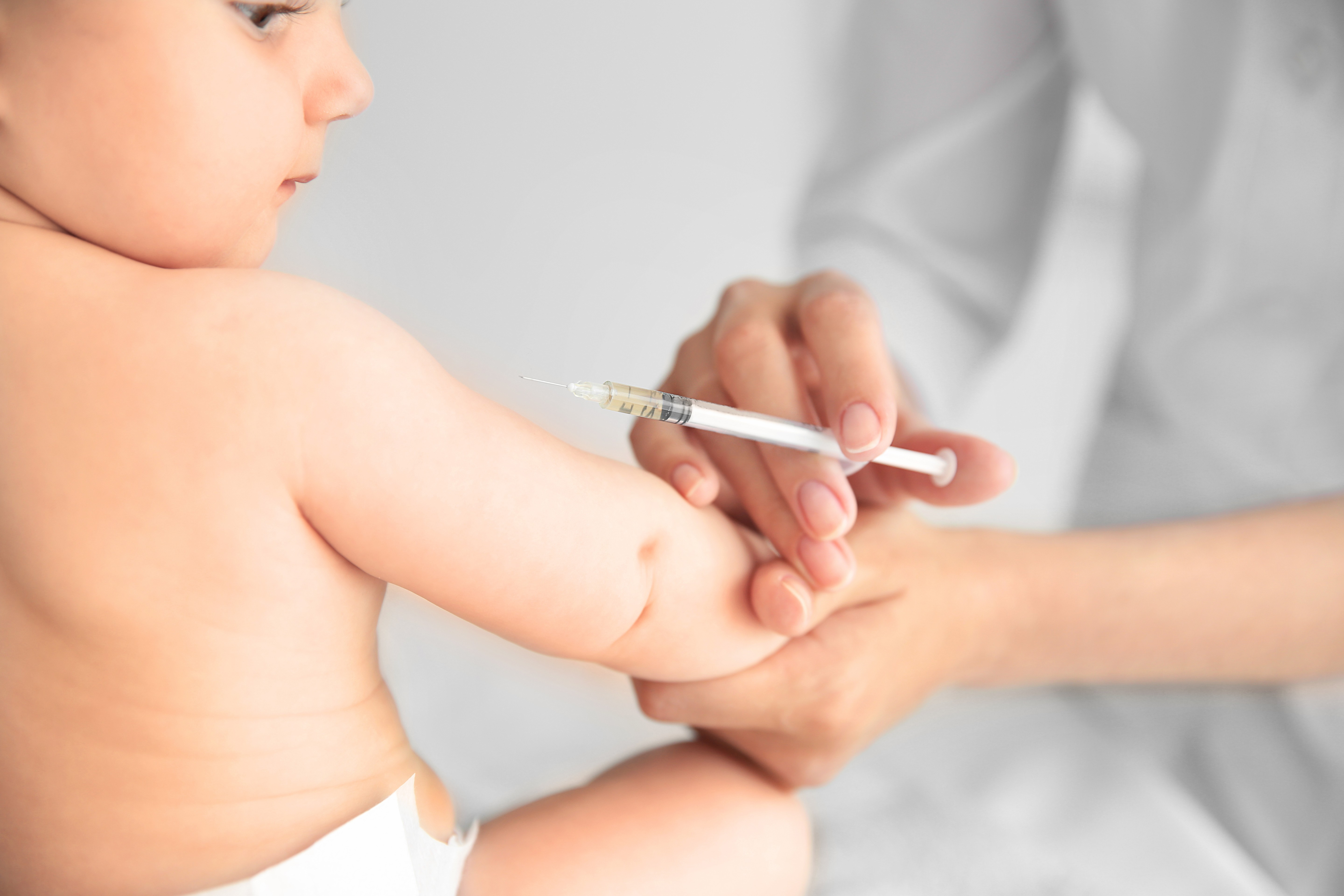 Nova vacina do SUS dobra cobertura contra bactéria que causa meningite e pneumonia; entenda a mudança