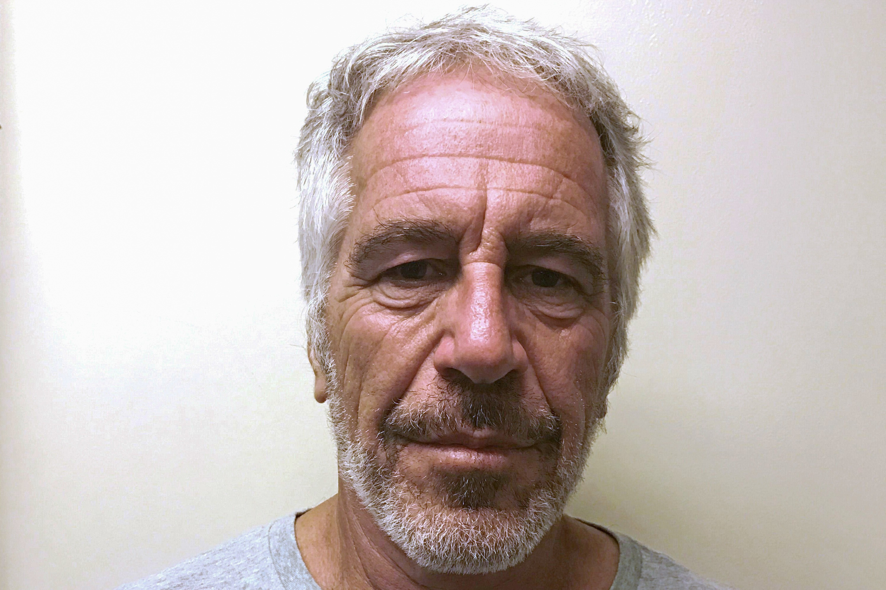 Brasileira vítima de Epstein dorme armada após receber ameaças: ‘Medo de que entrem na minha casa’