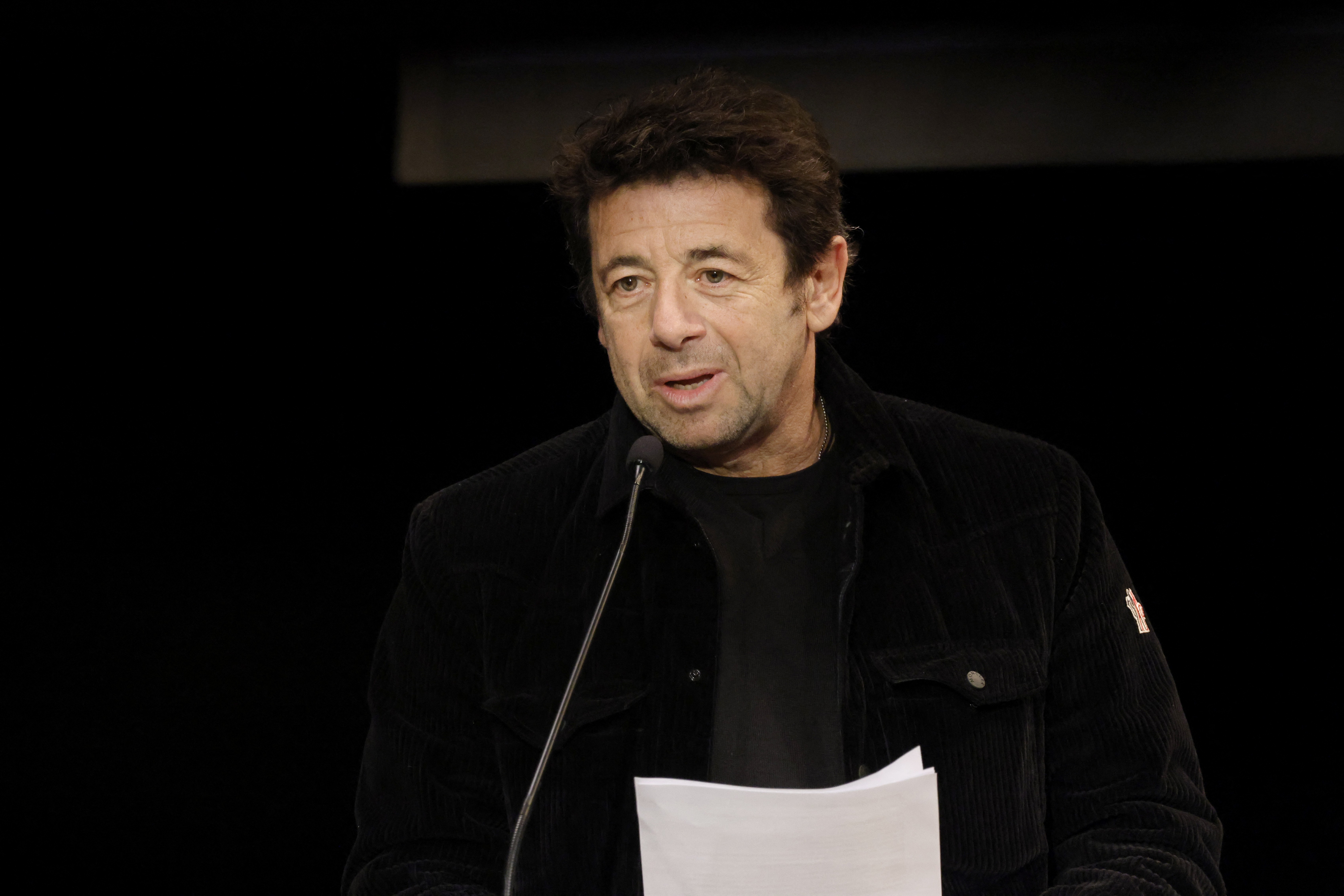 Patrick Bruel: promotores pedem prisão de cantor francês após série de denúncias de abuso sexual