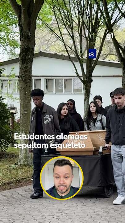 Estudantes alemães sepultam esqueleto