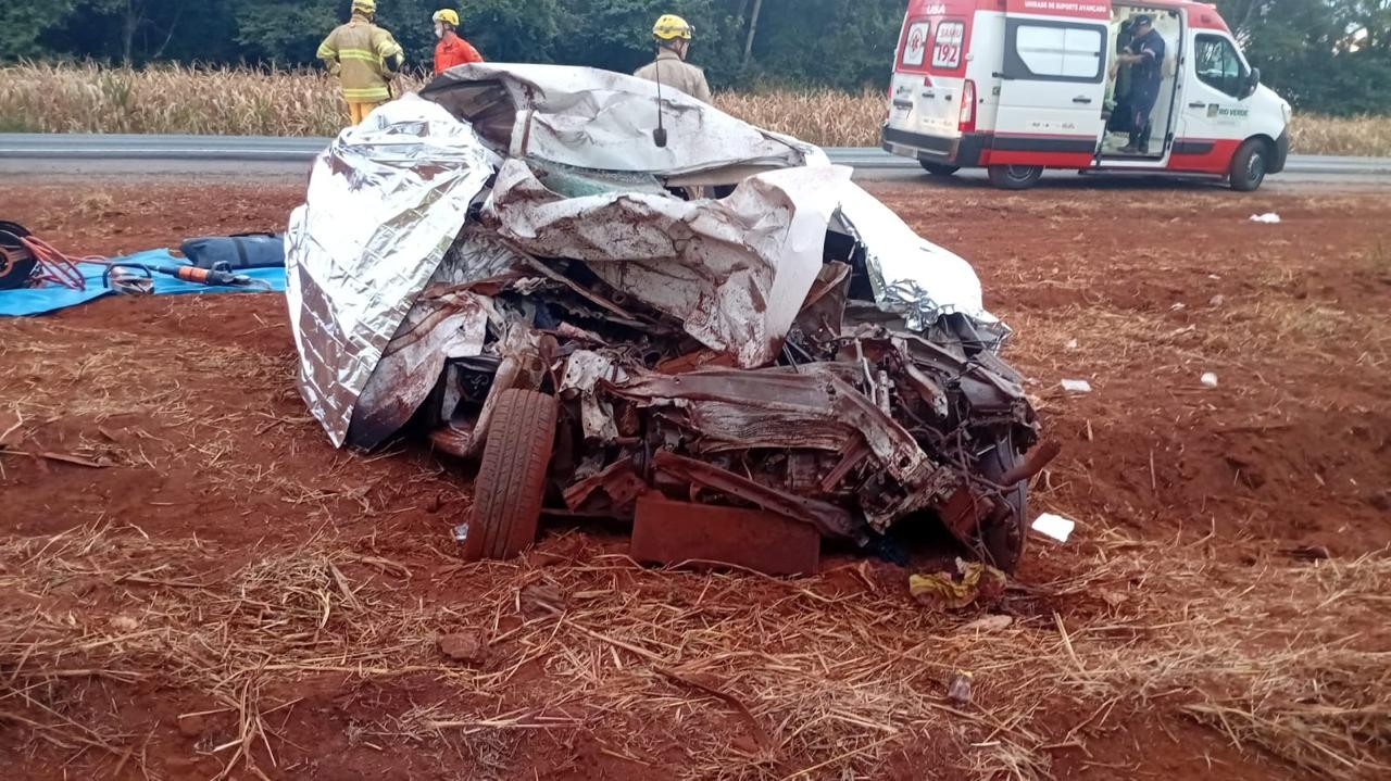 Acidente mata três pessoas na BR-452