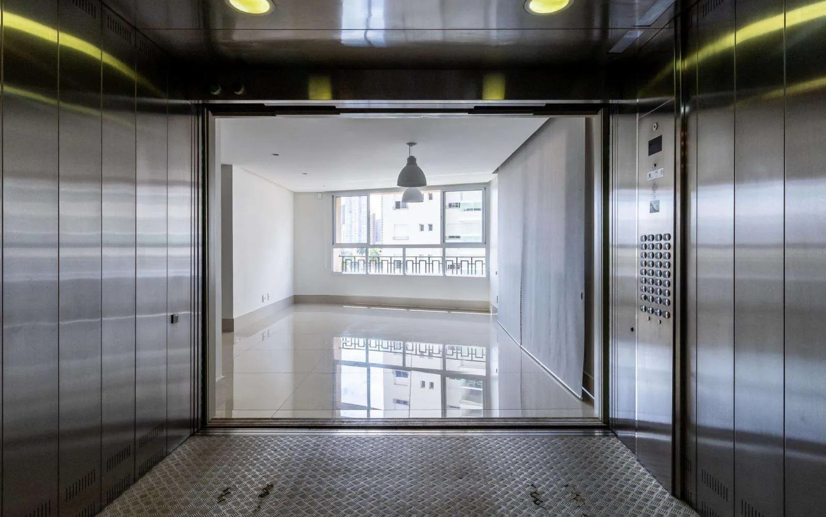 Vídeo mostra como carro entra em elevador e sobe até apartamento em prédio de luxo em Goiânia