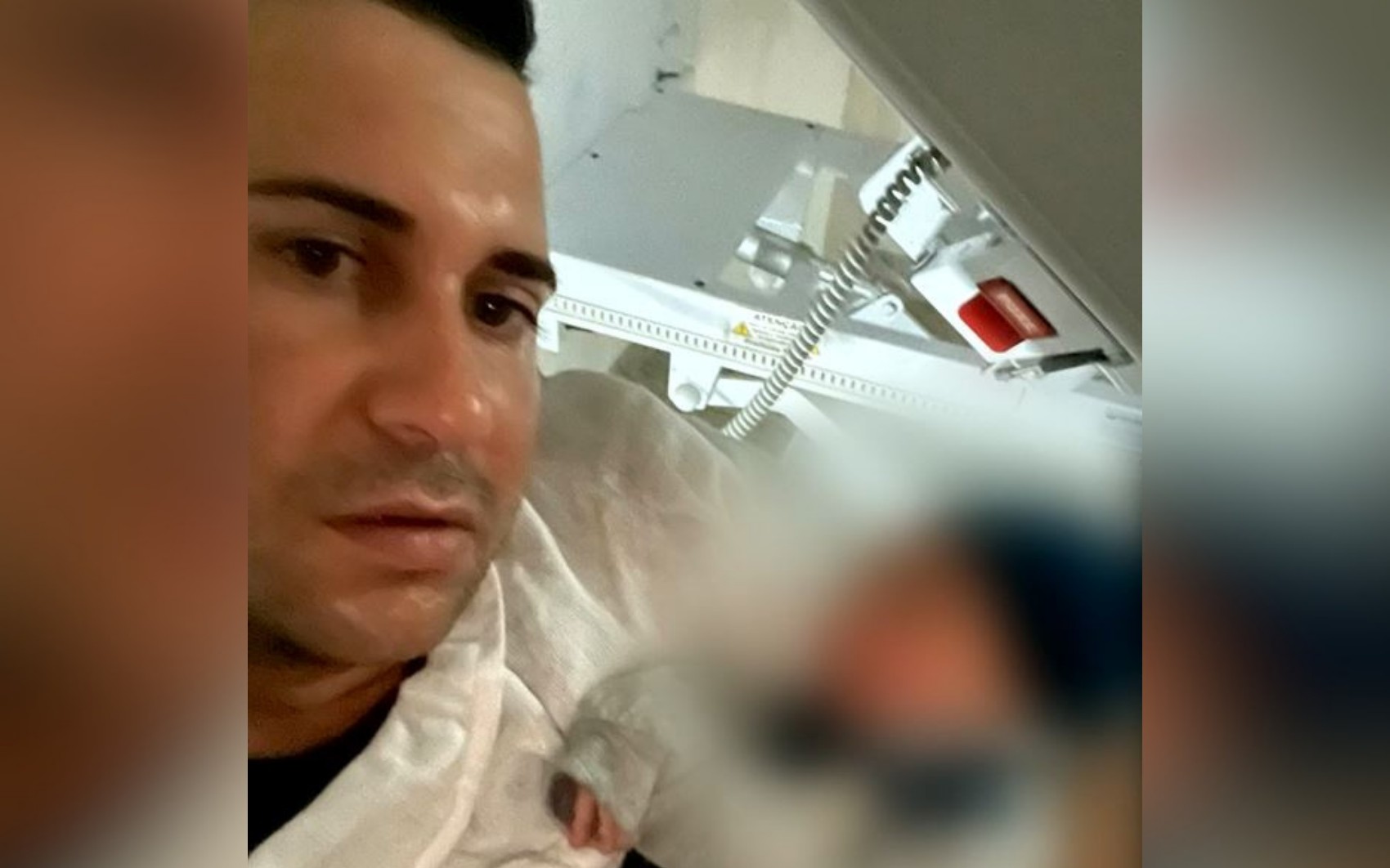 Pai preso em elevador com filho que tinha nascido há cerca de 40 minutos arrombou porta para sair: ‘Desespero’