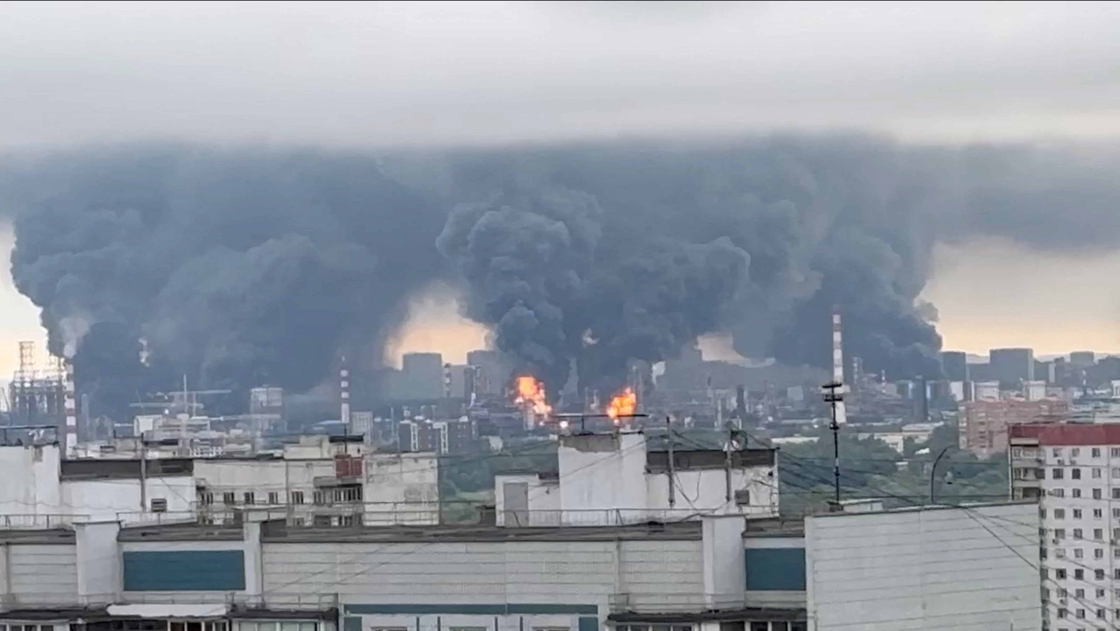 Ataque de drones atinge refinaria em Moscou pela 2ª vez em três dias; Kiev também sofre bombardeio
