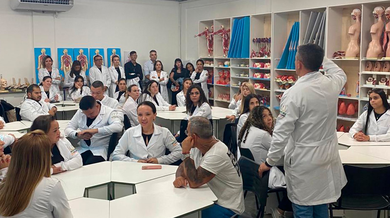 Médicos terão de atingir nota mínima no Enamed para obter registro profissional