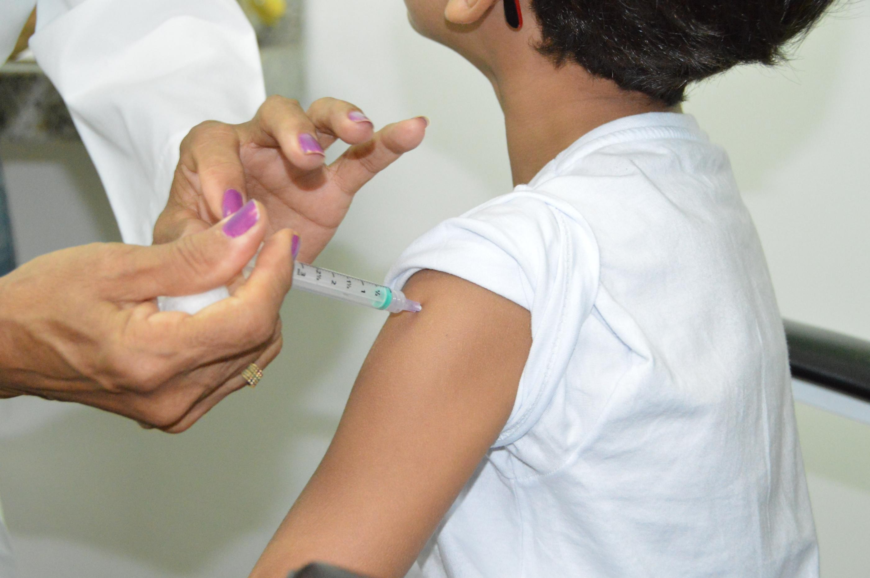Nova vacina contra pneumonia e meningite começa a ser aplicada no SUS; veja quem pode receber